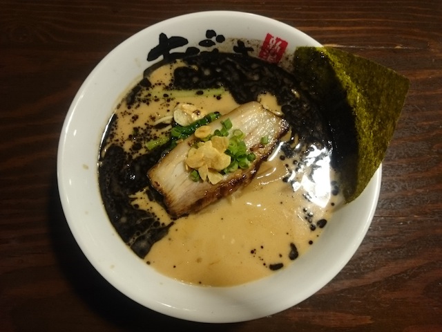 黒濁白湯麺